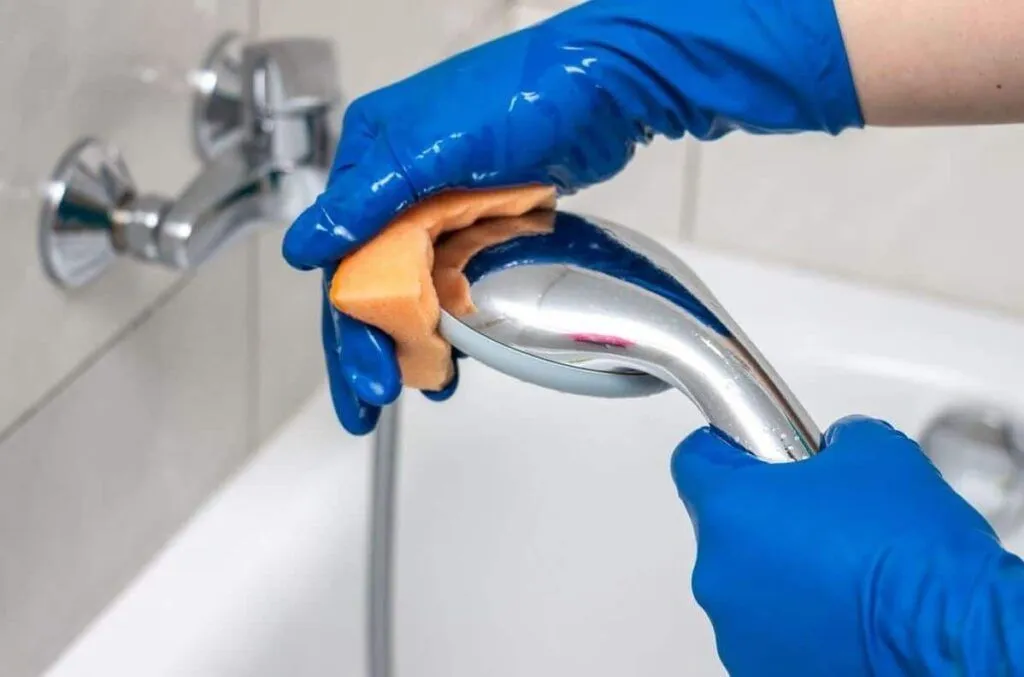 Waarom een schone douchekop zo belangrijk is: tips en trucs